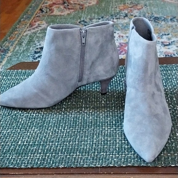 Clarks Shoes - NWOT Clarks Collection Women's Gray Suede Ankle Boots size 9W